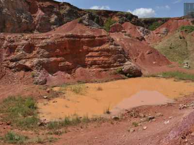 Giungiamo cos� nel cuore della cava, circondati da pareti le cui sfumature cromatiche vanno dal rosa al rosso granata